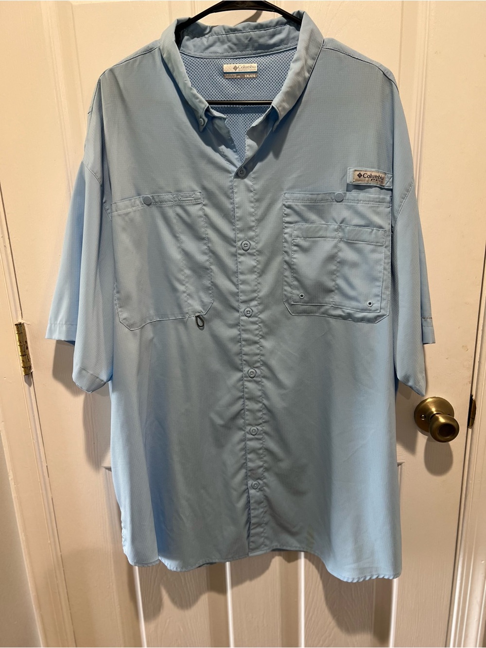 Columbia Men’s Short-Sleeve Button-Down Fishing Shirt in Light Blue